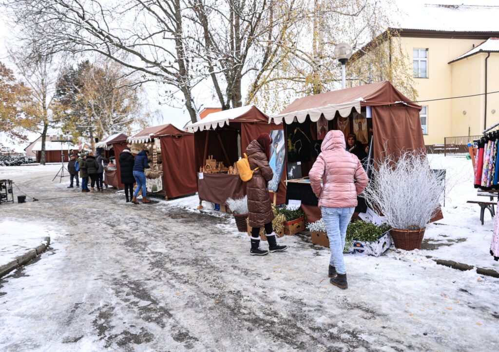 Adventní jarmark s rozsvícením vánočního stromku