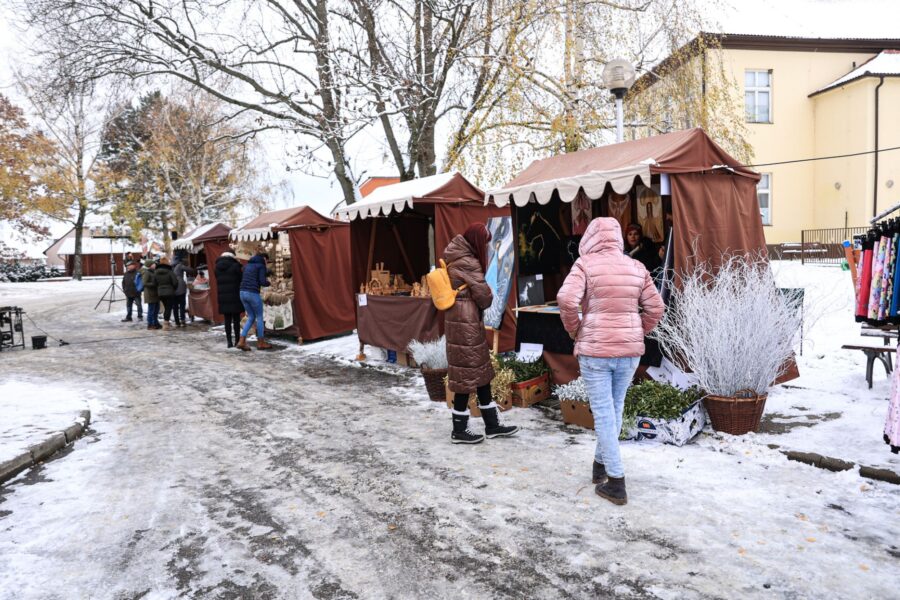 Adventní jarmark s rozsvícením vánočního stromku