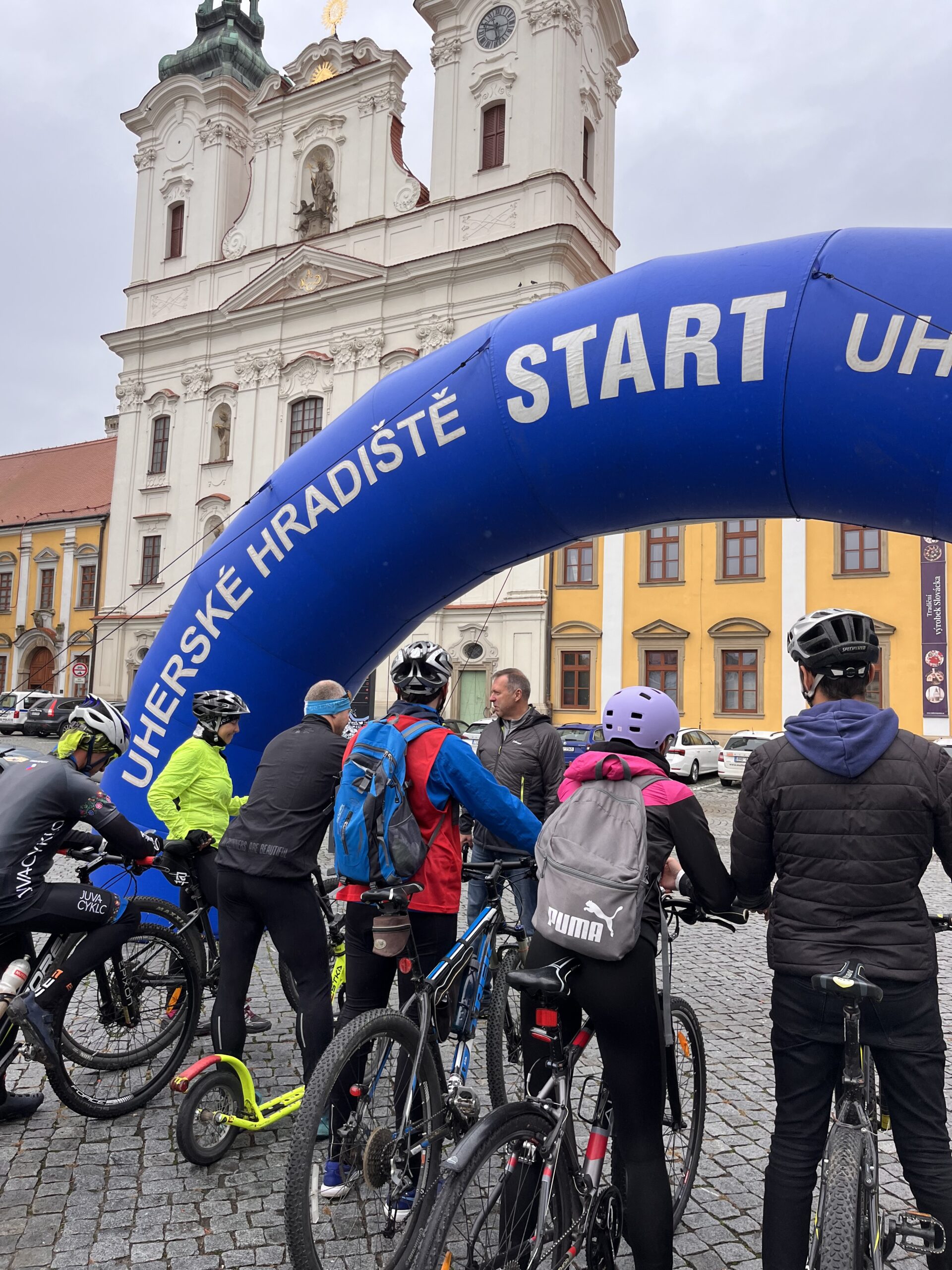 Cyklisté i pěší vyrazili uzavřít vinařské stezky